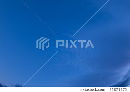 Sky and clouds in the afternoon of October (exaggerated 3: 2 by retouching) 25871273