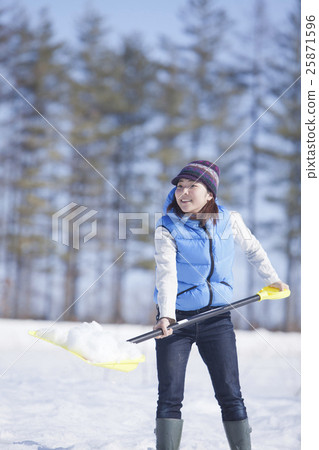A woman snowing away 25871596