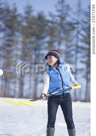 A woman snowing away 25871598