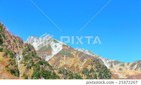 Autumn leaves in the Northern Alps [Kamikochi/Hotaka Mountain Range] 25872207