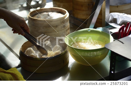 使用蒸籠烹調傳統中式早餐 使用蒸籠烹調傳統中式早餐 25873201