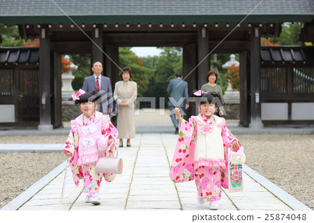 Twins going to the shrine of Shichigosan Twins going to the shrine of Shichigosan 25874048