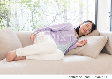 Middle women 25874610