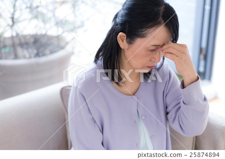 Middle women 25874894