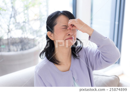 Middle women 25874899