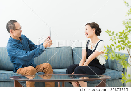 高級男性和年輕女性（智能手機） 25875715