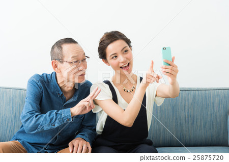 高級男性和年輕女性（智能手機） 25875720