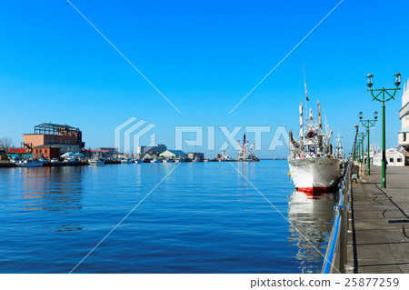 A fishing boat anchored at Kushiro Port 25877259