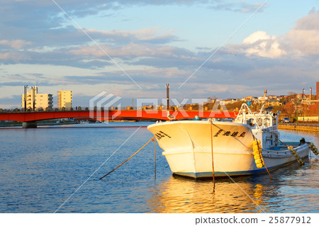 漁船和海鷗在黃昏 25877912