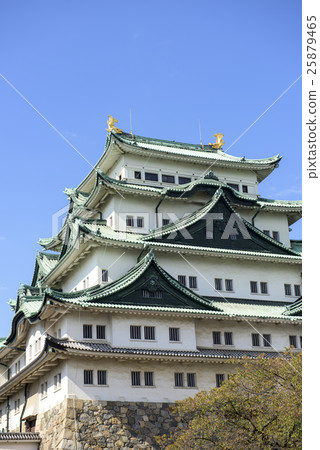 Nagoya castle in autumn 25879465