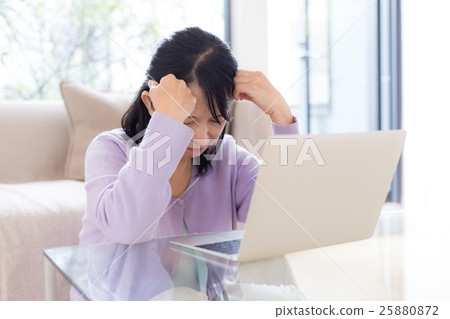 Middle women 25880872