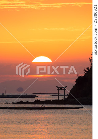 Torii of the island shrine and the morning sun 25880921