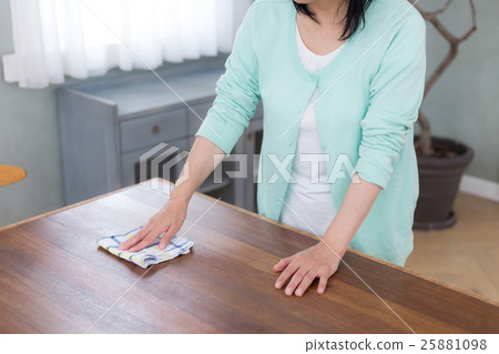 Middle women 25881098