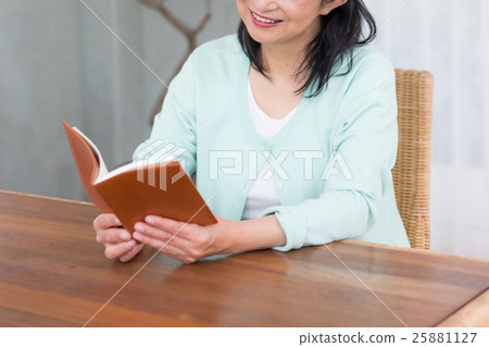 Middle women Middle women 25881127