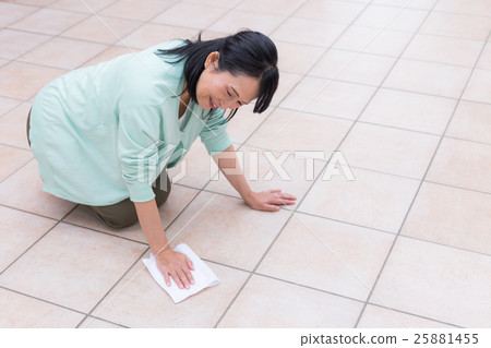 Middle women 25881455