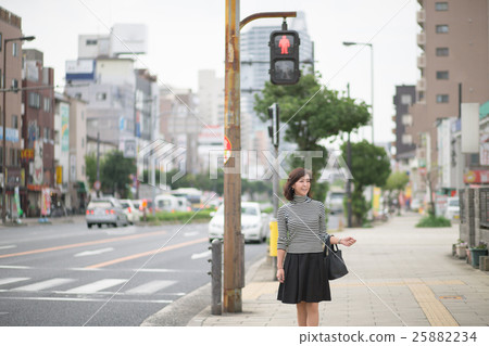 等待信號·中間女性 25882234