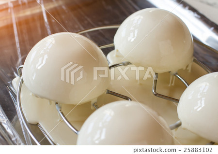Small cakes with liquid glaze. Small cakes with liquid glaze. 25883102