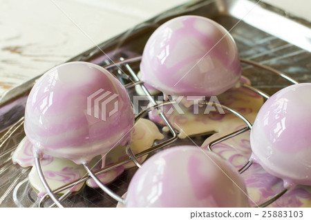 Desserts with liquid glaze. 25883103