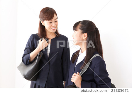 女學生和母親 25885671