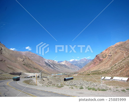 The Andes Mountains, the border between Argentina and Chile 25885999