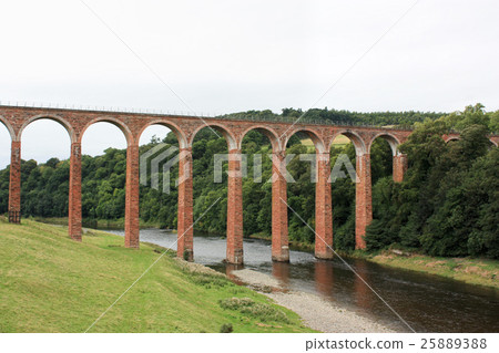 Brick Viaduct - Leader Foot / Via Duct Brick Viaduct - Leader Foot / Via Duct 25889388