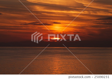 Setting sun 25890231