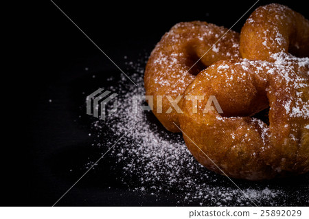 Sprinkling sugar powder on donut Sprinkling sugar powder on donut 25892029