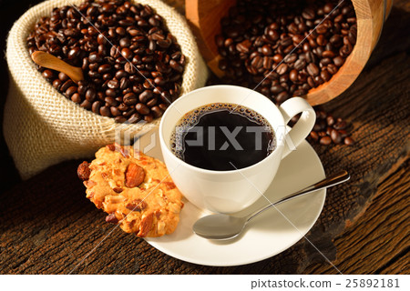 Coffee cup and coffee beans on wooden background 25892181