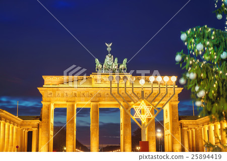 Brandenburg gate and christmas tree Brandenburg gate and christmas tree 25894419