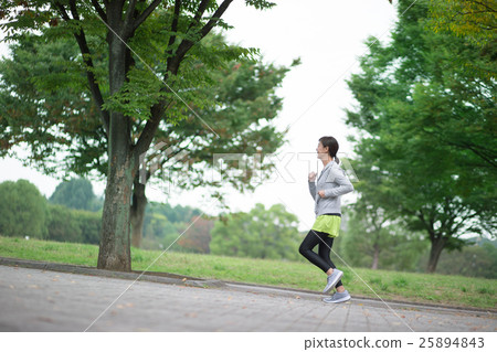 Running middle women (outdoor) 25894843