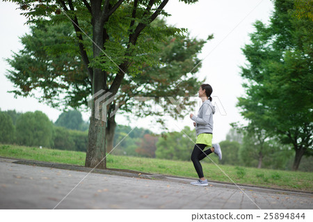 Running middle women (outdoor) 25894844