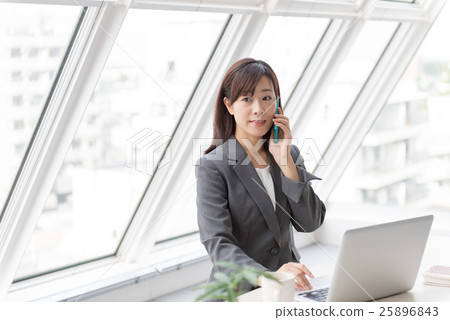 中年女性,女商人,電話 中年女性,女商人,電話 25896843