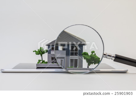 平板電腦和放大鏡上的家（家庭檢查） 25901903