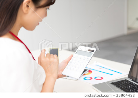 中間女性女商人 中間女性女商人 25904458