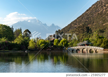 Lijiang old town scene at Black Dragon Pool Park  25905277