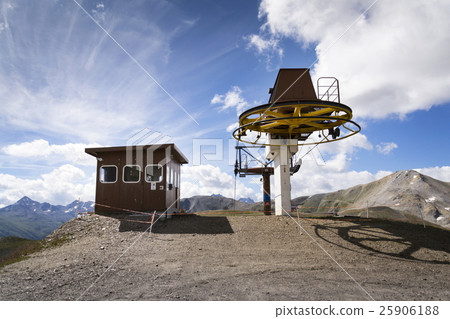 Booth cableway in Alps mountains, Livigno, Italy Booth cableway in Alps mountains, Livigno, Italy 25906188