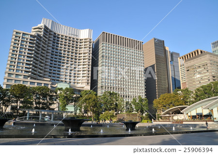 Marunouchi building group and fountain park 25906394