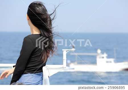 A woman to travel 25906895