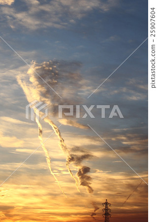 漂浮在落日的天空的地震云彩 漂浮在落日的天空的地震云彩 25907604