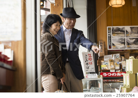 Couple travel image 25907764
