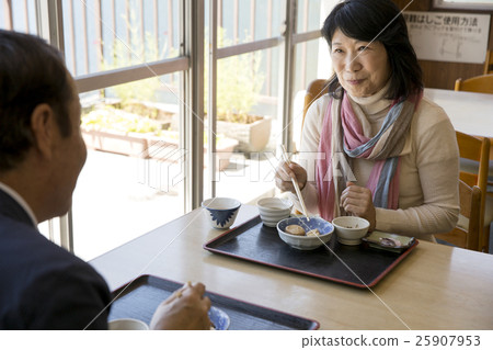 A couple dining A couple dining 25907953