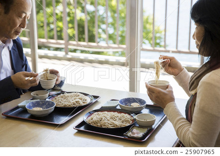 A couple dining 25907965