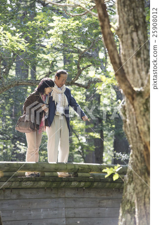 A couple enjoying a walk 25908012