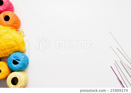 White background with knitting thread and needles White background with knitting thread and needles 25909174