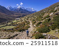 EBC trekking route. Hiking in Himalaa mountains. 25911518