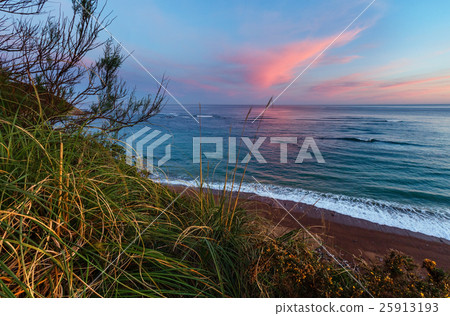 Sunrise ocean view from beach. 25913193