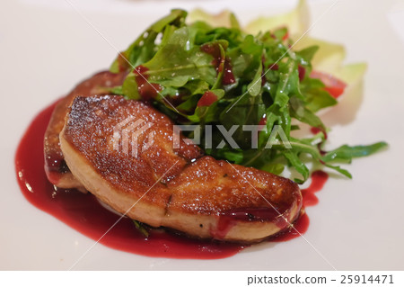 Grilled foie gras steak with green salad 25914471