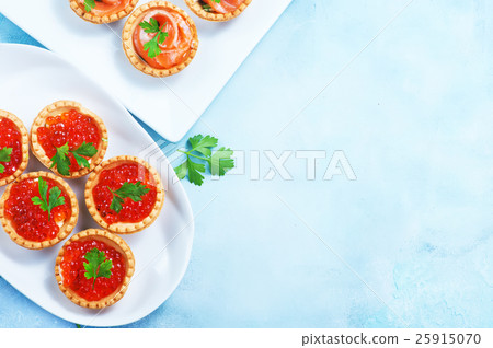 tartalets with seafood 25915070