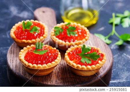 tartalets with seafood 25915081