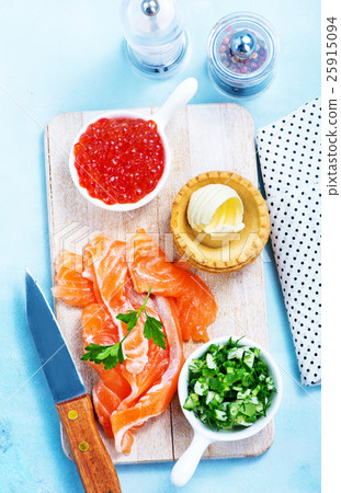 tartalets with seafood 25915094